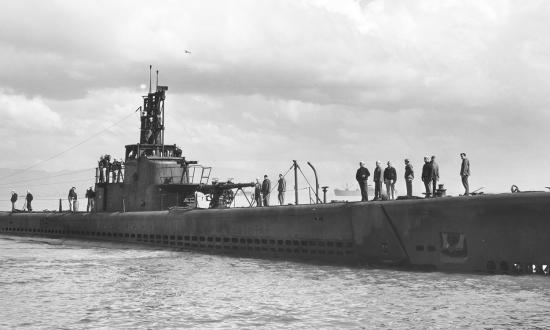 Bow view of the USS Shad (SS-235) underway in 1944.